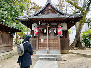 東大阪の消えた地名「桜井」の謎を探しに瓢箪山の梶無（かじなし）神社へ。境内に合祀された櫻井神社に見入る本渡さんは、どんな思いを巡らしているのでしょう？