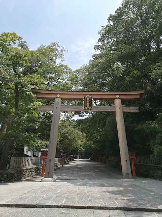⑰枚岡神社の鳥居をくぐって静かな参道をまっすぐ歩く