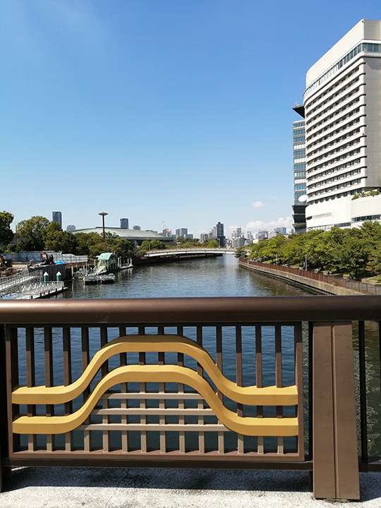 弁天橋からの大川の眺め。左岸に大阪城ホール