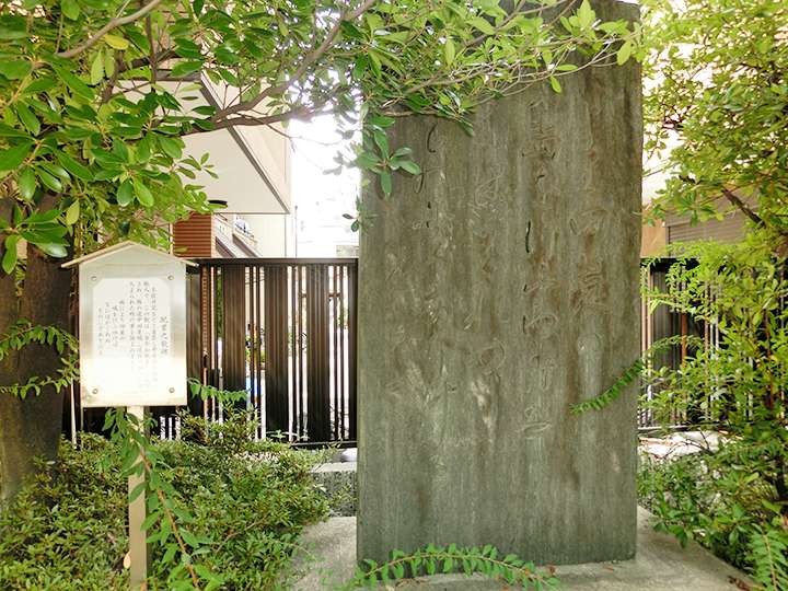 ⑧田簑神社の境内に紀貫之の田簑島の歌碑（右の石碑）が建つ