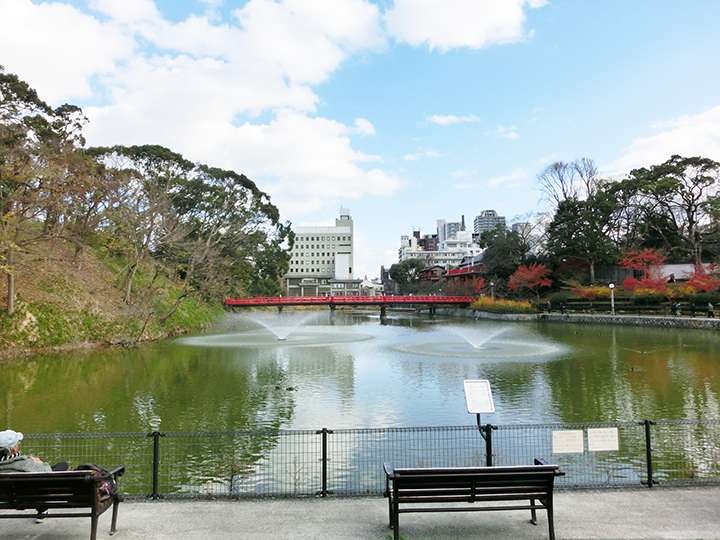 ㉟河底池の午後。噴水の向こうの赤い橋は和気清麻呂にちなむ和気橋