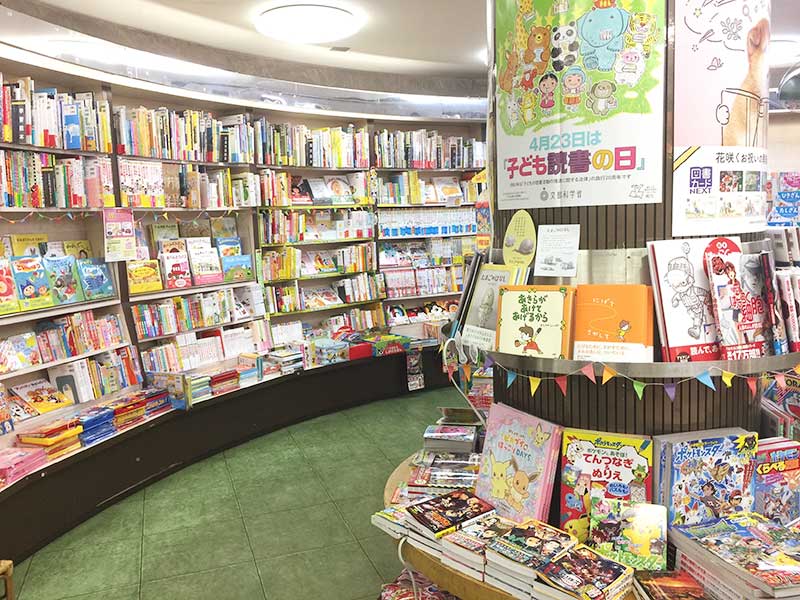 入ってすぐ右側奥にある児童書のコーナー。ゆっくり本を探す親子連れで人気だ