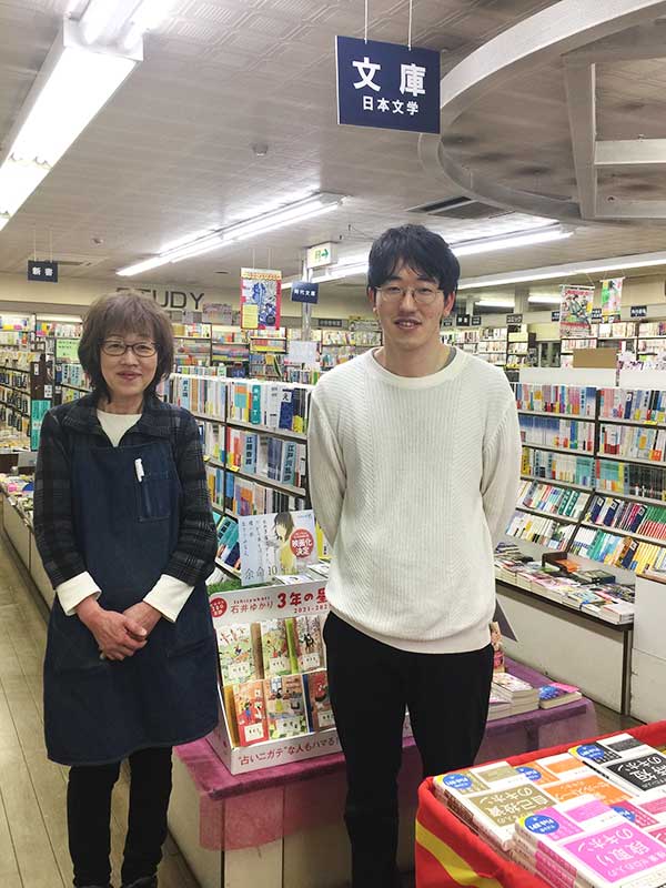 小西康裕さん（右）と、宮西正典さん･弘子さん夫妻の長女で母親の小西典子さん。祖母の弘子さんから見た康裕さん評は「あの子は考えることが好きなんですよ。書道家のお父さんの血を引いているんでしょうね」